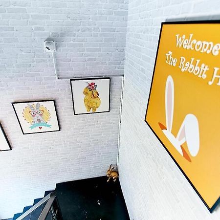 The Rabbit'S Hole Hostel Бангкок Екстер'єр фото