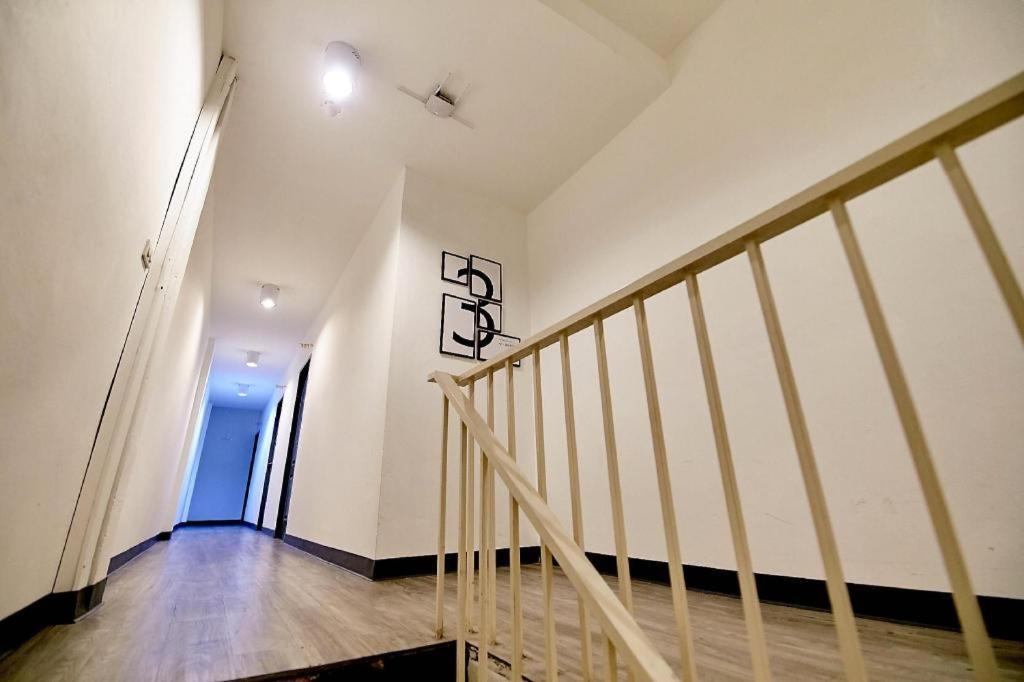 The Rabbit'S Hole Hostel Бангкок Екстер'єр фото