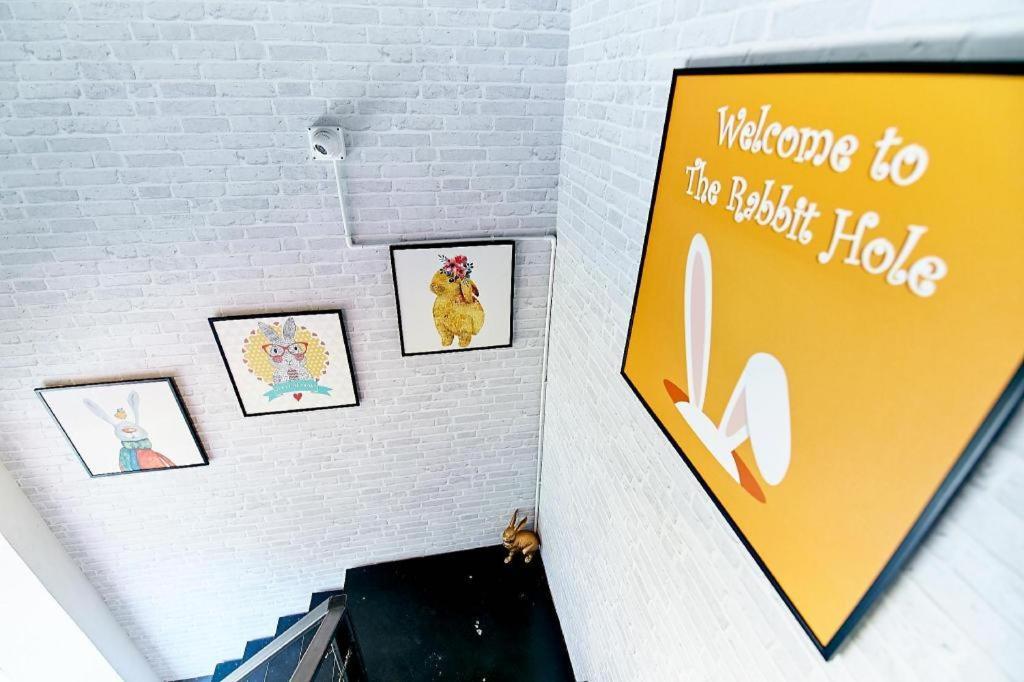 The Rabbit'S Hole Hostel Бангкок Екстер'єр фото