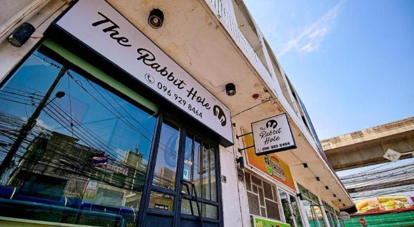 The Rabbit'S Hole Hostel Бангкок Екстер'єр фото