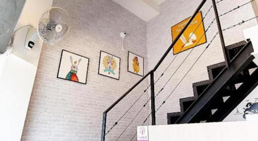The Rabbit'S Hole Hostel Бангкок Екстер'єр фото